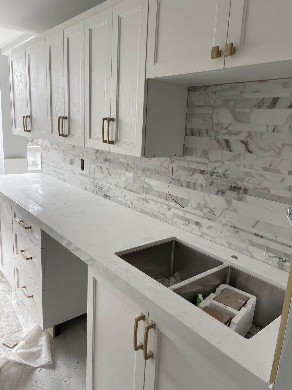 Marble kitchen backsplash with white cabinetry