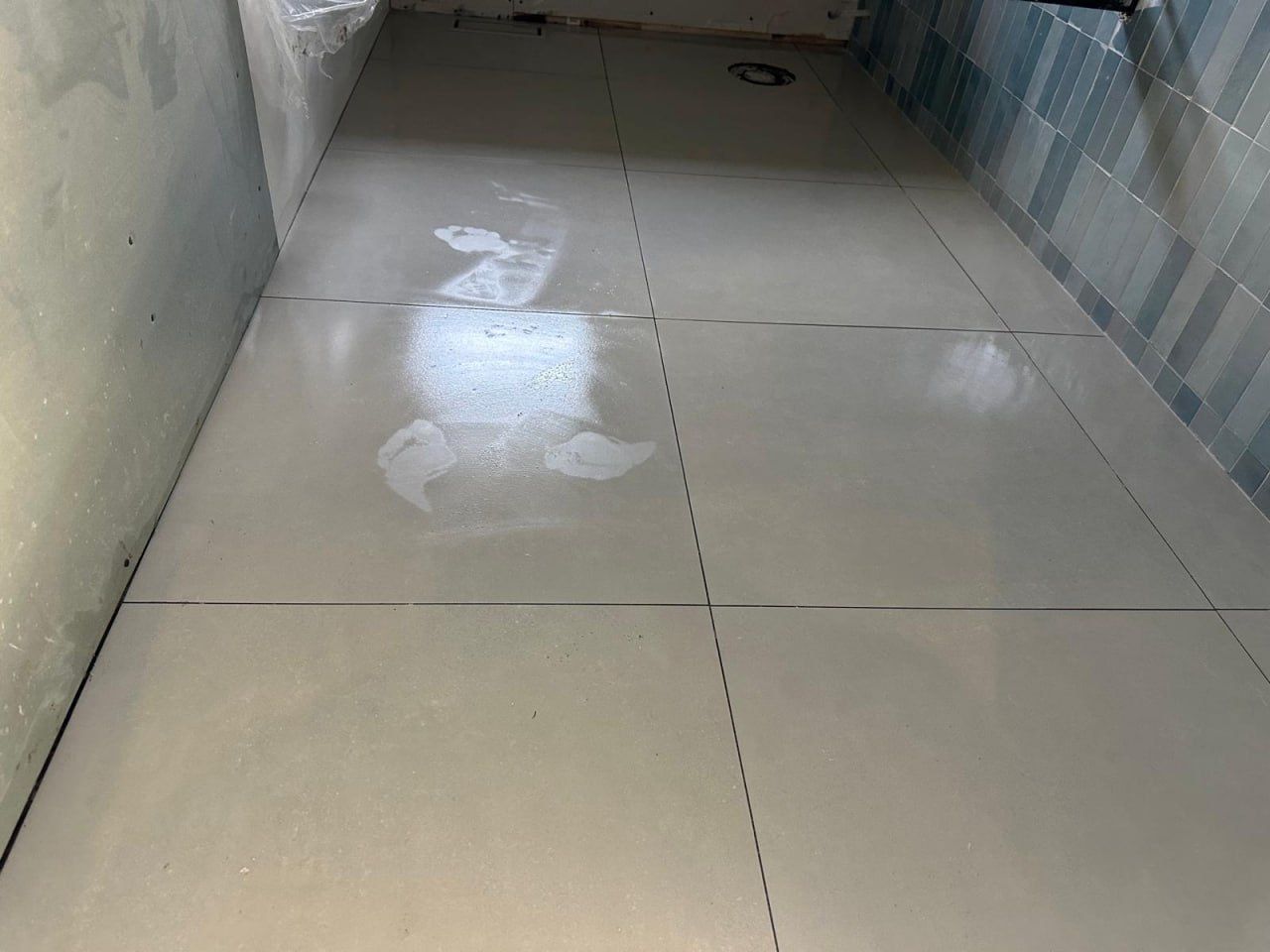 Large-format floor with blue vertical wall tile