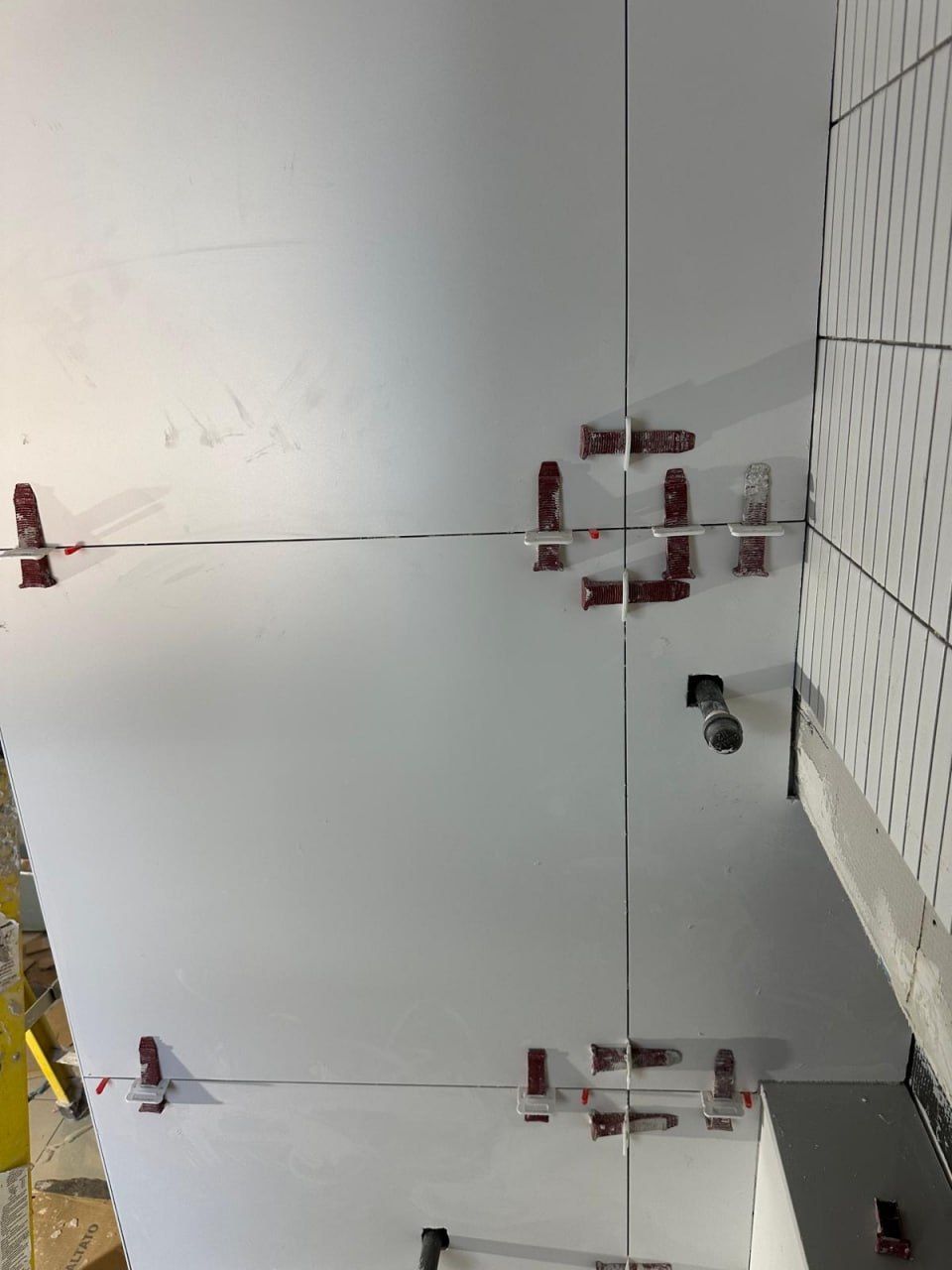 Large-format wall panels aligned with levelling clips
