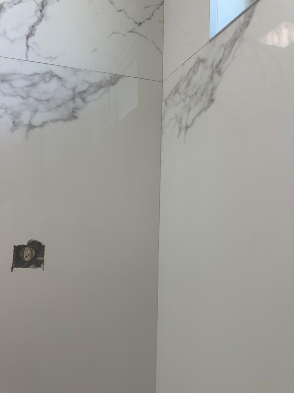 Precise mitred corner in marble-look porcelain