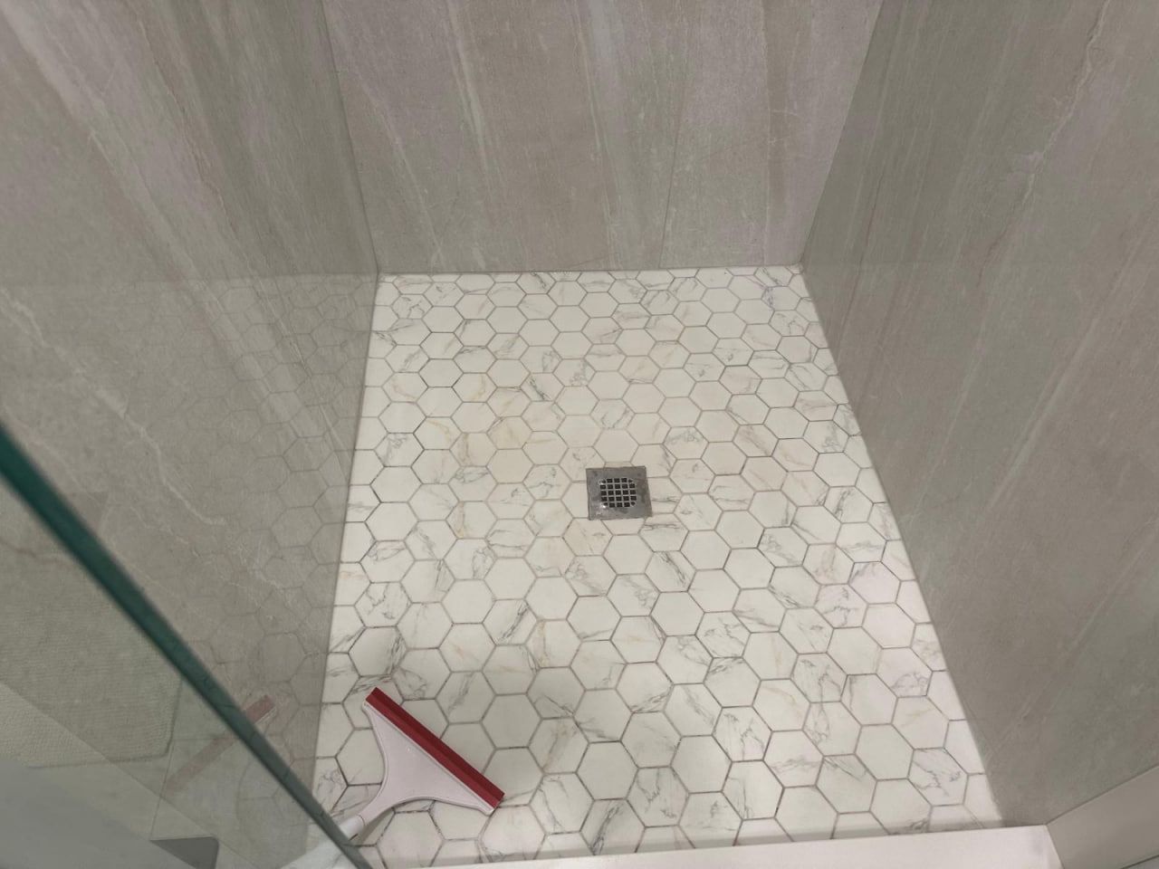 Hexagon mosaic shower pan with large-format walls